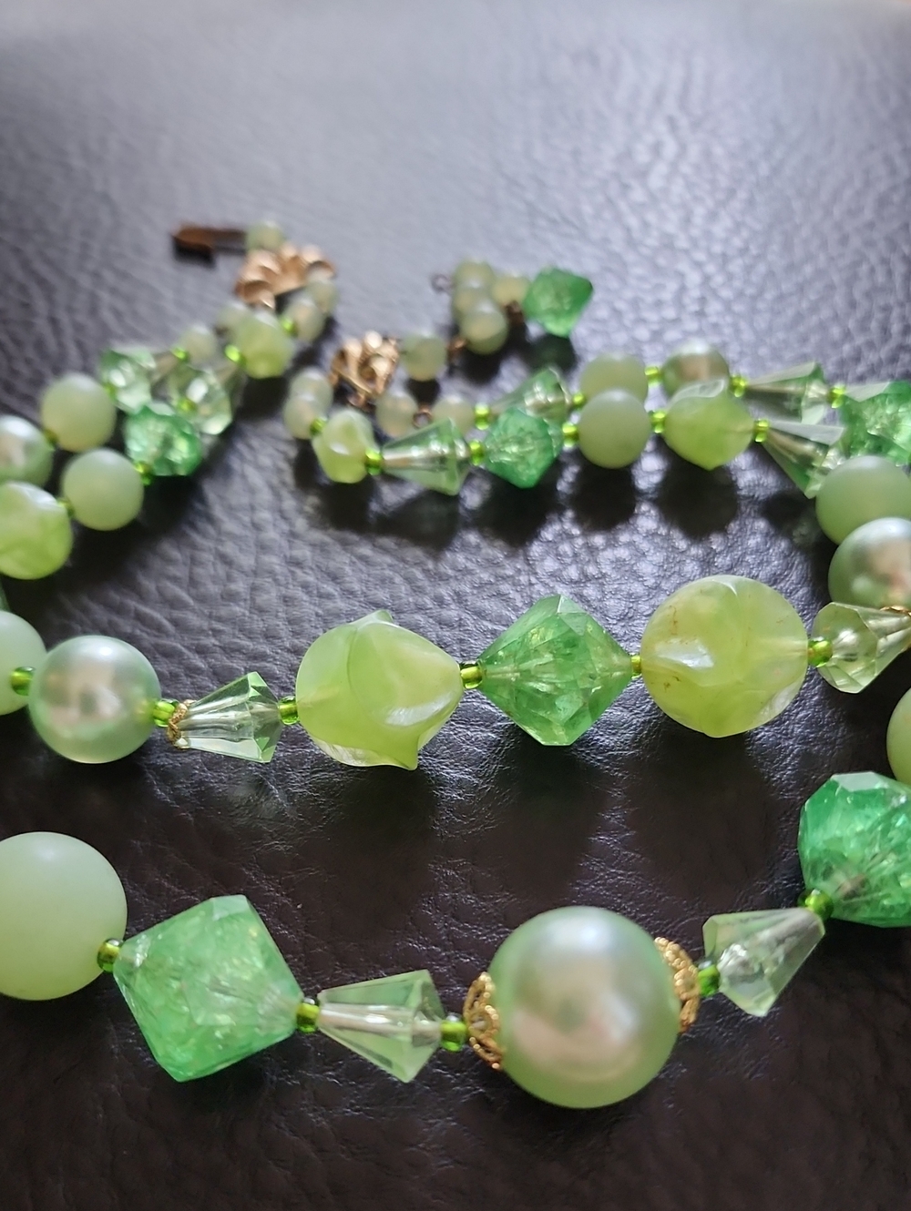 VTG Green Beaded Necklace - Elegant Light Green Statement Jewelry - Picture 3 of 9